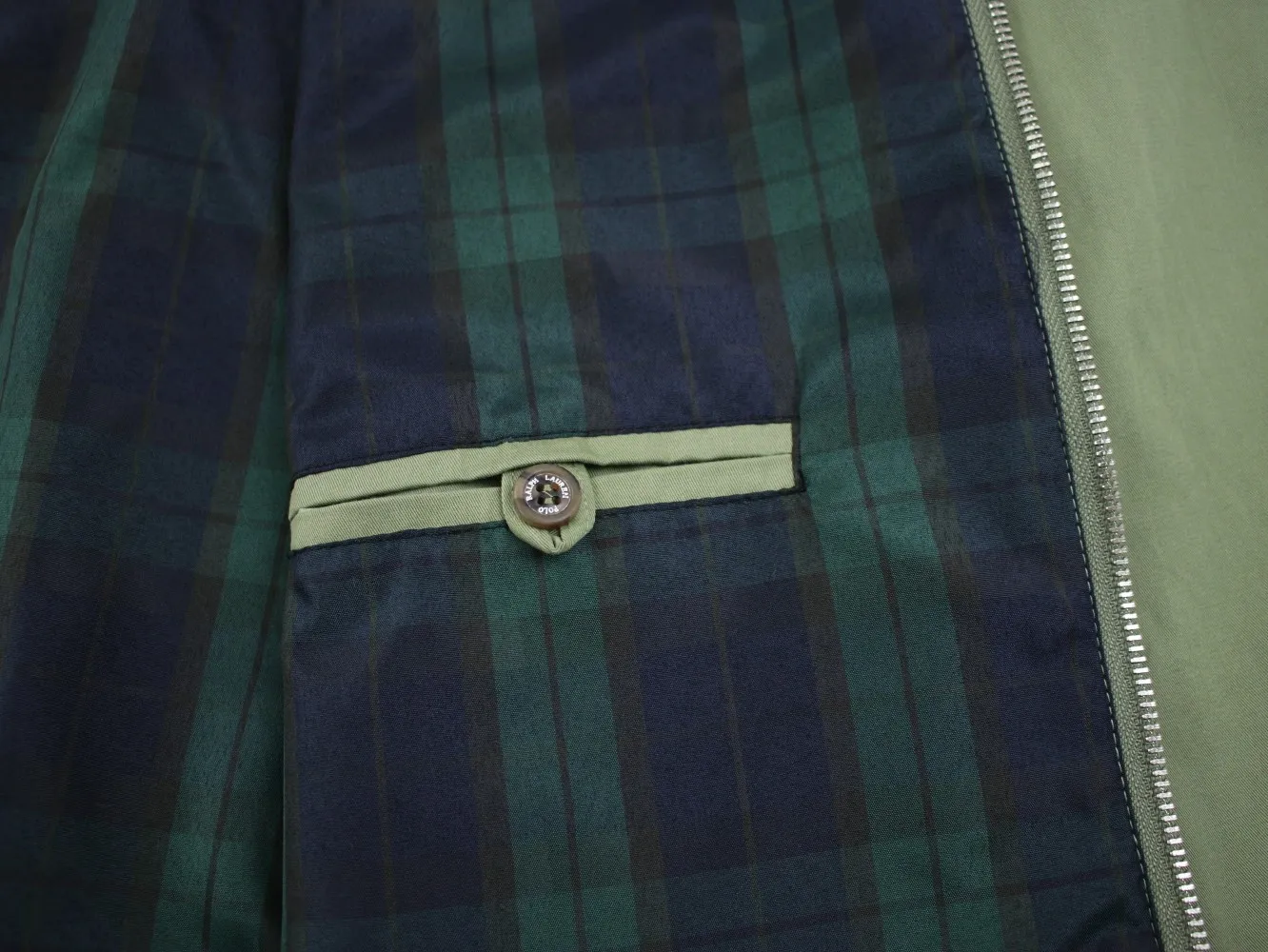 🅿️350 Ralph Lauren's new 2024 classic old money style stand collar executive zipper jacket 1️⃣Selected from high-quality original developed pure cotton fabrics, with customized plaid lining inside, the overall wear effect is very soft and comfortable, 2️⃣The workmanship details are perfectly controlled, the chest is exquisitely embroidered with small logos, and the dropped shoulders are made of unique splicing technology to highlight your personality! The version is simple but not simple! 3️⃣ Complete with tag accessories, unisex design, and a very versatile jacket for men and women! Color: black, navy, khaki, green Size: S, M, L, XL